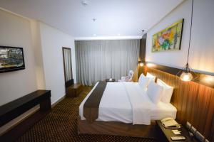 فندق ريف العالمية في مكة المكرمة: غرفه فندقيه سرير كبير وتلفون