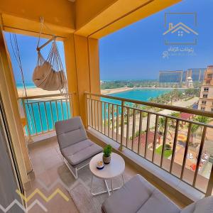 uma varanda com vista para o oceano em بِيُوتات الرفآه - المرينا بإطلالة بحرية em King Abdullah Economic City