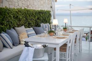 Posedenie v ubytovaní White Suites Resort