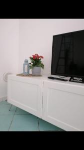 um armário branco com uma televisão em cima em Casetta San Leo em Vietri