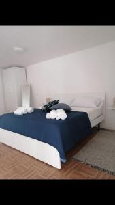 um quarto com uma cama grande com duas toalhas em Casetta San Leo em Vietri