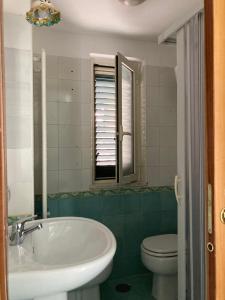 uma casa de banho com uma banheira, um WC e um lavatório. em Casetta San Leo em Vietri