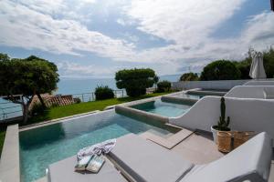 Bazén v ubytovaní White Suites Resort alebo v jeho blízkosti