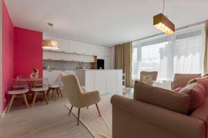 sala de estar con sofá y comedor en LAM Pink with Jacuzzi & PS4 en Bratislava