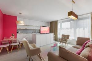 sala de estar con sofá y mesa en LAM Pink with Jacuzzi & PS4 en Bratislava
