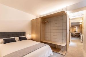 una camera con un grande letto e un soggiorno di Apartamento Basartena I Puerto Viejo a Getxo