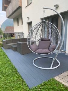 ボーヒニにあるLuxury Apartment near Lake Bohinjの庭の吊り椅子
