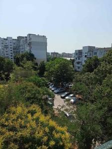 een luchtzicht op een parkeerplaats in een stad bij Welcome to Daisy sunny place! in Varna