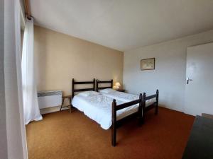 Postel nebo postele na pokoji v ubytování Appartement à Autrans, balcon sud, 4 pers, animaux admis, parking à 500m du centre - FR-1-737-38