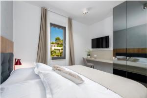 Un pat sau paturi într-o cameră la Luxury Apartments Mazza -Leonarda