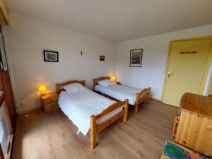 - une chambre avec 2 lits et 2 lampes dans l'établissement Appartement 37m² avec balcon, 500m centre village et pistes ski, parking privé - Autrans - FR-1-737-40, à Autrans