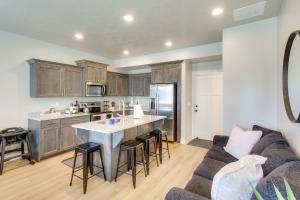 O bucătărie sau chicinetă la Garden City Townhome, Close to Parks and Downtown!