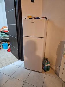 - un réfrigérateur blanc dans une cuisine à côté d'un mur dans l'établissement La Piccola Valle, à Vallefiorita