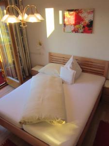 A bed or beds in a room at Hotel-Café-Restaurant Matzelsdorfer Hof
