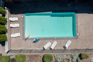 an overhead view of a swimming pool with chairs at Bend Inn & Suites in Bend