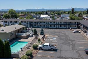 eine Luftansicht eines Gebäudes mit einem Parkplatz in der Unterkunft Bend Inn & Suites in Bend