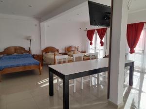 a living room with a table and a couch at Hermoso departamento. Todo equipado. Zona norte in Puerto Madryn