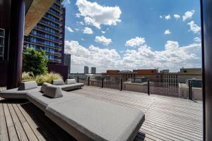 Balkon lub taras w obiekcie TrIIIple 7Heaven - Amazing View on top floor with rooftop pool