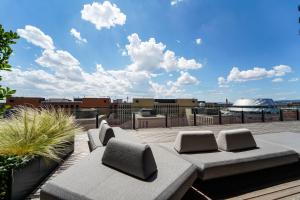 Balkon lub taras w obiekcie TrIIIple 7Heaven - Amazing View on top floor with rooftop pool
