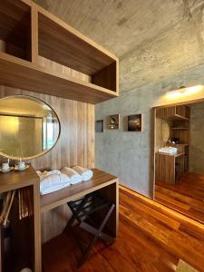 ein Badezimmer mit einem Waschtisch mit einem Spiegel und einem Waschbecken in der Unterkunft Duke Beach Hotel Maresias in Maresias