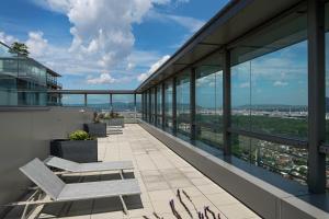 Balkon lub taras w obiekcie TrIIIple 7Heaven - Amazing View on top floor with rooftop pool