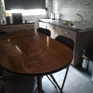 uma mesa de madeira com escrita numa cozinha em Spacious apartment in center of Agia Napa em Agia Napa
