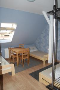 uma sala de estar com uma mesa e cadeiras e um sofá em Noclegi u Matyldy em Marklowice