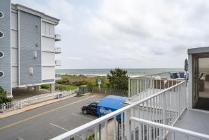 balcón con vistas al océano en Princess Royale Oceanfront Resort en Ocean City