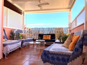 Una sala de estar con sofás y una gran ventana. en Dúplex Bahía Terreros, en San Juan de los Terreros