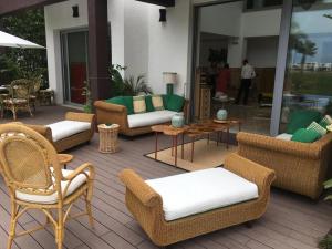 een patio met rieten stoelen, stoelen en tafels bij Villa Dada in M'diq