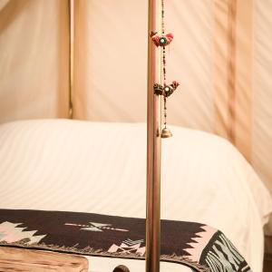 Tinker the Bell Tent at Pentref Luxury Camping客房内的一张或多张床位