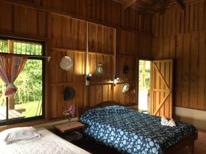 1 dormitorio con cama y ventana en Birds & Breakfast Costa Rica en Fortuna