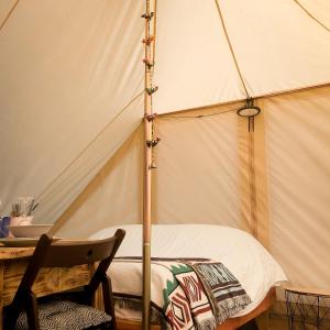 Postel nebo postele na pokoji v ubytování Tinker the Bell Tent at Pentref Luxury Camping