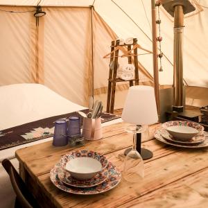 Tinker the Bell Tent at Pentref Luxury Camping客房内的一张或多张床位
