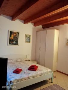 um quarto com uma cama com almofadas vermelhas em Da Marcela em Marostica