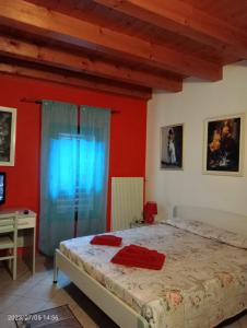 um quarto com uma cama grande e uma cortina azul em Da Marcela em Marostica