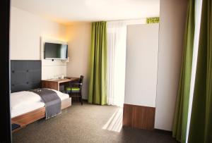 Μια τηλεόραση ή/και κέντρο ψυχαγωγίας στο RiKu HOTEL Weißenhorn