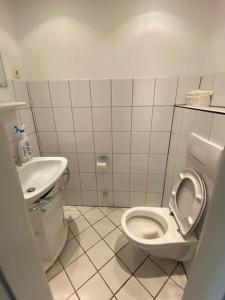 a bathroom with a toilet and a sink at Studio 50 qm zentral in Domnähe in Cologne