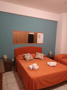1 dormitorio con 2 camas y toallas. en B&B Casa Valeria, en Catania