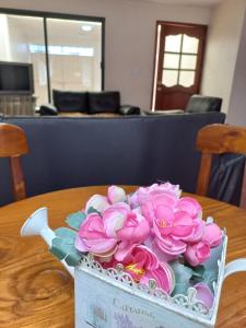a bouquet of pink flowers sitting on a table at Casa Entera Gran Descanso - Wifi in Apizaco