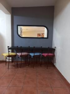 een tafel en stoelen in een kamer met een spiegel bij Casa Entera Gran Descanso - Wifi in Apizaco