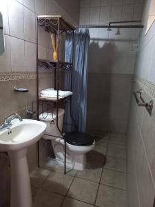 a bathroom with a toilet and a sink at Casa Entera Gran Descanso - Wifi in Apizaco