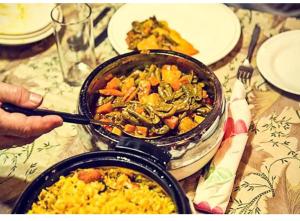 - une table avec un bol de nourriture et une assiette de nourriture dans l'établissement HB king of kings, à Srinagar