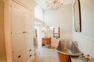 bagno con lavandino e specchio di ch1 boutique stays a Chester