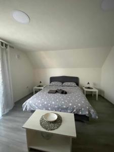 1 dormitorio con 1 cama con mesa y 2 mesitas de noche en Miličin konak, en Vrdnik