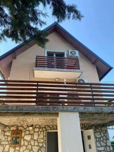 ein Haus mit einem Balkon und einem Fenster darauf in der Unterkunft Miličin konak in Vrdnik