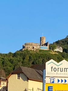 eine Stadt mit einem Schloss auf einem Hügel in der Unterkunft Pension MonaLisa in Bernkastel-Kues