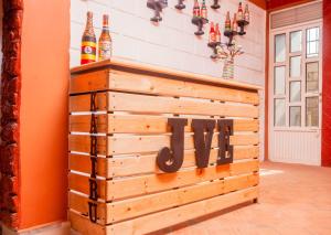 um bloco de madeira com uma placa num quarto em Jet Villas Entebbe ( JVE ) em Entebbe