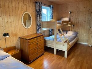 a bedroom with two bunk beds and a mirror at Kjerkgata 6 - midt i Røros sentrum in Røros