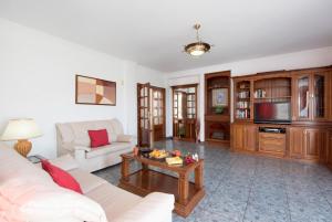 salon z białą kanapą i stołem w obiekcie Villa Ramos Uno w mieście Puerto Calero